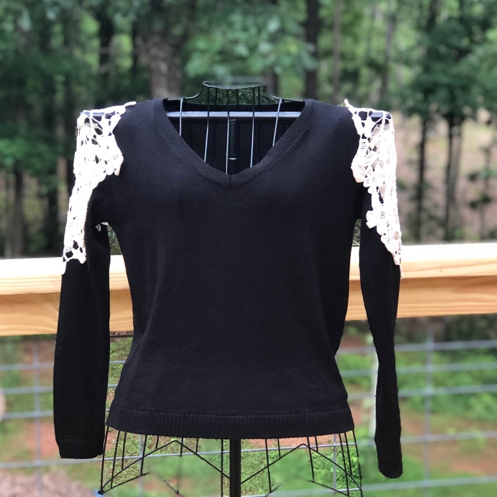 En Creme Lace Shoulder Sweater Size Large - Picture 2 of 7